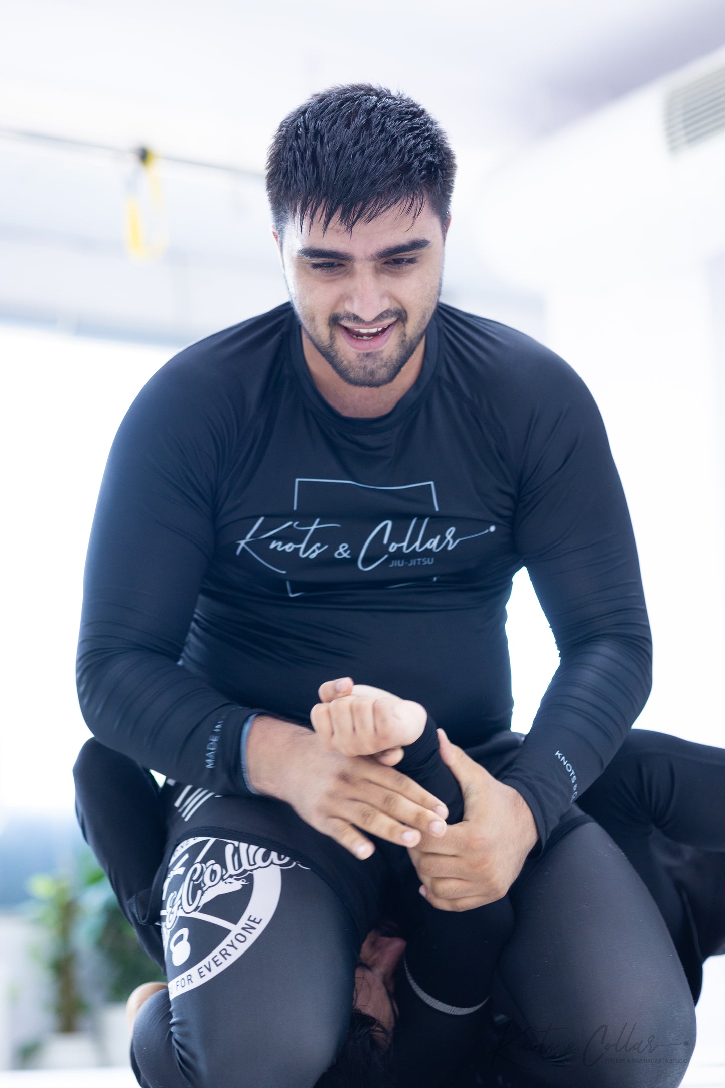 Knots & Collar Rashguard: Feather-Light, Breathable, and Stylish – Free T-Shirt Offer Until June 22nd!