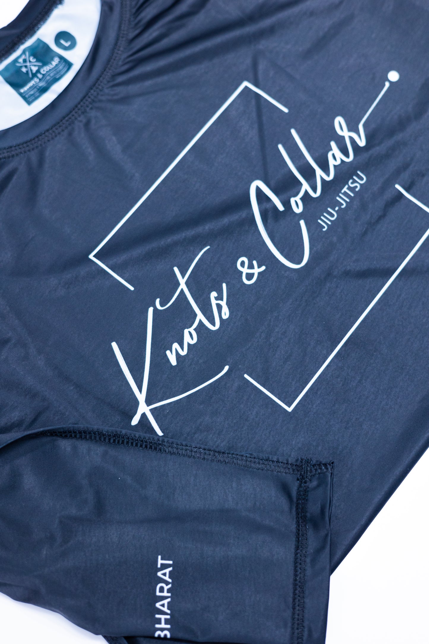 Knots & Collar Rashguard: Feather-Light, Breathable, and Stylish – Free T-Shirt Offer Until June 22nd!